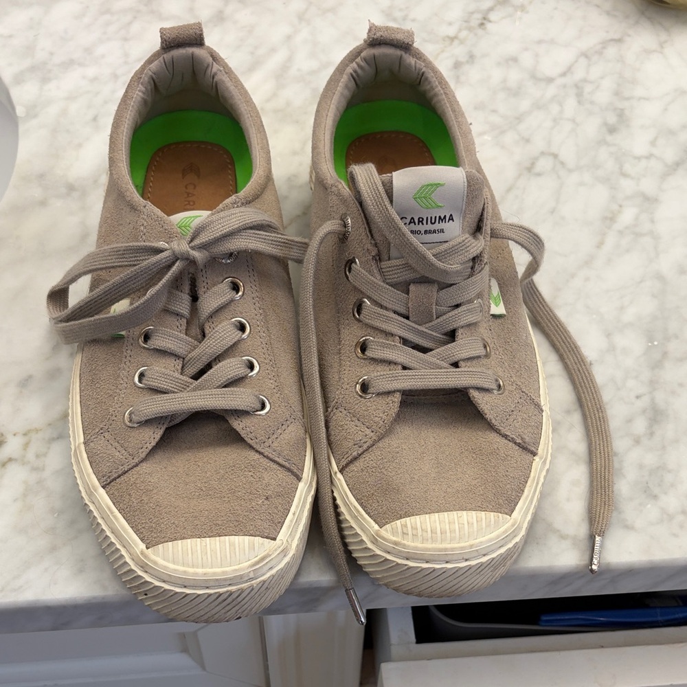 Cariuma light grey Suede Sneakers